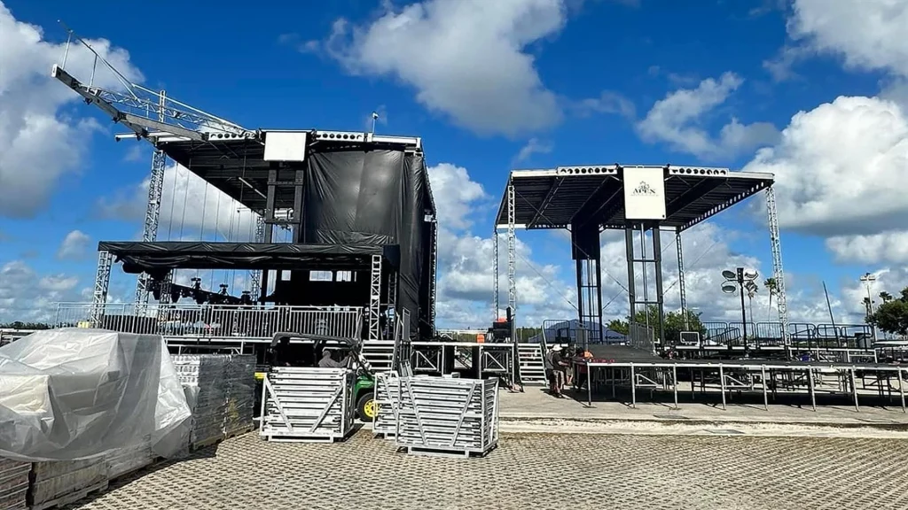 With its hydraulic deployment system, the APEX 4240 can be fully set up in under two hours, ensuring a seamless and efficient production process. The reinforced roof system and heavy-duty trussing support lighting, sound, LED walls, and other production equipment, allowing for a fully immersive concert experience.
